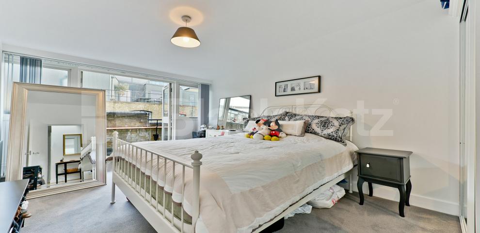 			LET , 2 Bedroom, 2 bath, 1 reception Penthouse			 Lion Court Shand Street, London Bridge